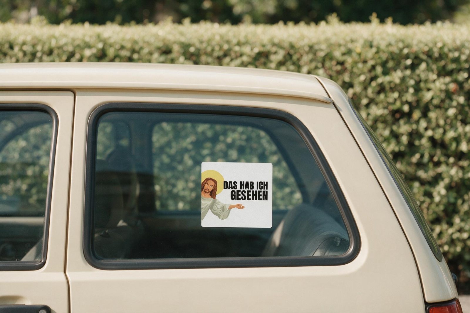 Heck eines beigen Kleinwagens mit dem Sticker Das hab ich gesehen auf der hinteren Seitenscheibe